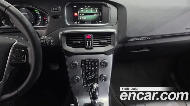 Volvo V40 Cross Country 2019 — Photo 16/31