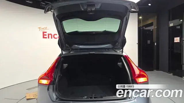 Volvo V40 Cross Country 2019 — Photo 19/31