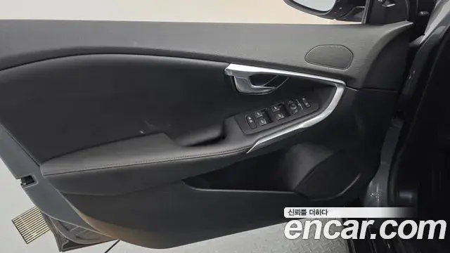 Volvo V40 Cross Country 2019 — Photo 17/31
