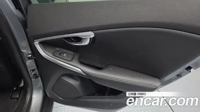 Volvo V40 Cross Country 2019 — Photo 4/31