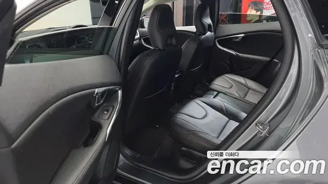 Volvo V40 Cross Country 2019 — Photo 12/31