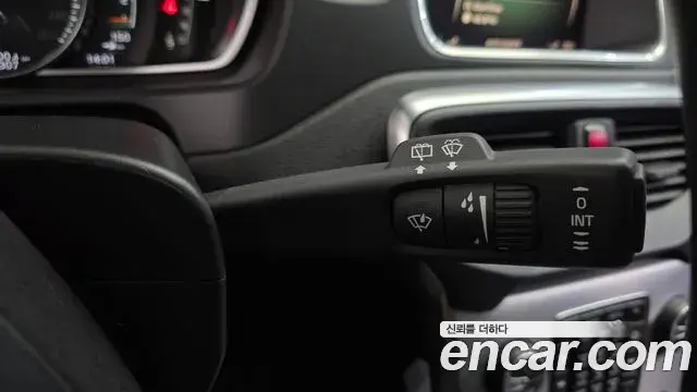 Volvo V40 Cross Country 2019 — Photo 5/31