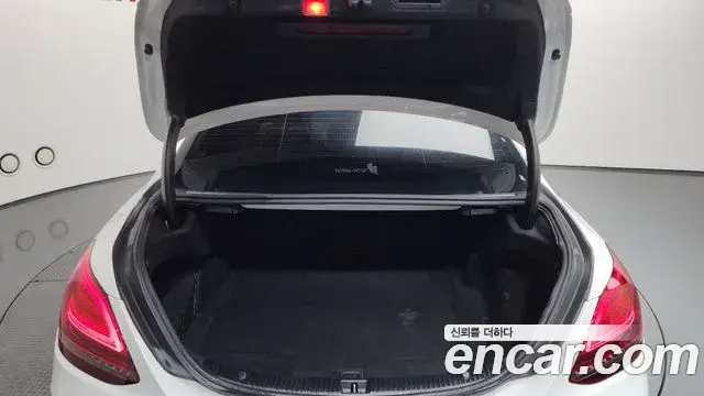Mercedes-Benz C-Class 2019 — Photo 12/30