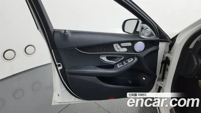 Mercedes-Benz C-Class 2019 — Photo 23/30