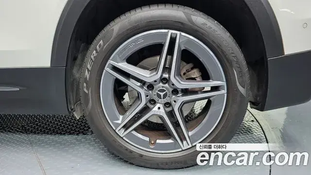 Mercedes-Benz GLB-Class 2021 — Şəkil 22/31