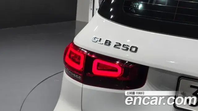 Mercedes-Benz GLB-Class 2021 — Şəkil 11/31