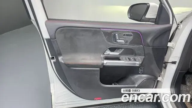 Mercedes-Benz GLB-Class 2021 — Şəkil 9/31