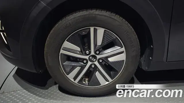 Kia Niro 2021 — ფოტო 17/36