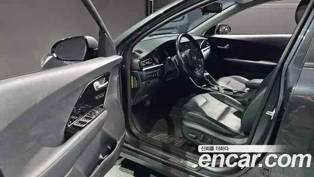 Kia Niro 2021 — ფოტო 34/36