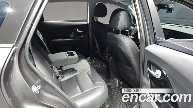 Kia Niro 2021 — ფოტო 8/36