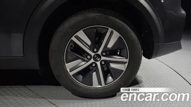 Kia Niro 2021 — ფოტო 23/36
