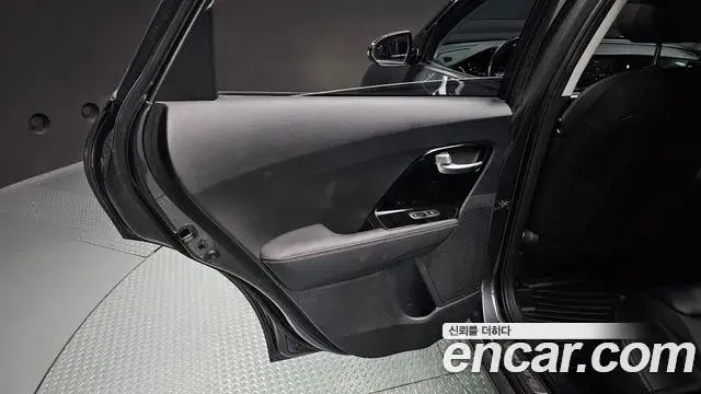 Kia Niro 2021 — ფოტო 13/36