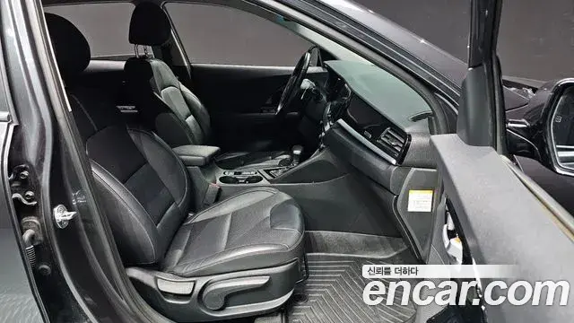Kia Niro 2021 — ფოტო 18/36