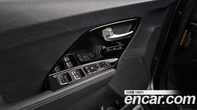 Kia Niro 2021 — ფოტო 35/36