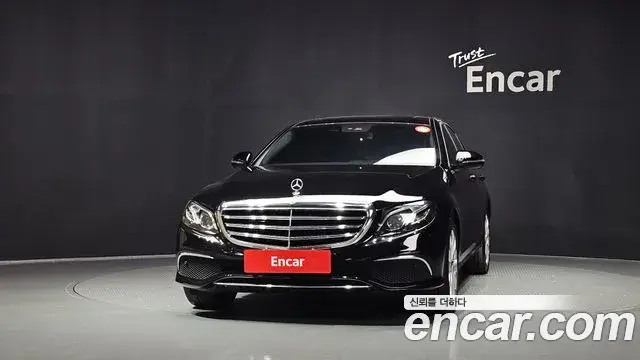 Mercedes-Benz E-Class 2019 — Photo 1/34