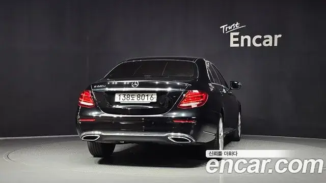 Mercedes-Benz E-Class 2019 — Photo 6/34