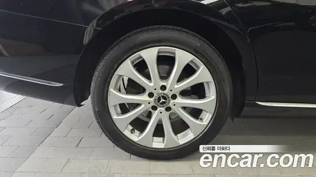 Mercedes-Benz E-Class 2019 — Photo 33/34