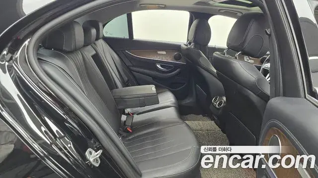 Mercedes-Benz E-Class 2019 — Photo 15/34