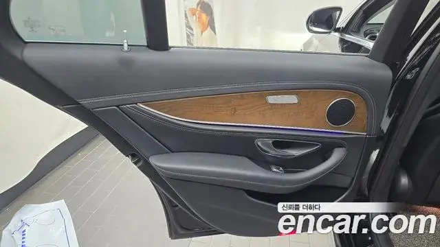 Mercedes-Benz E-Class 2019 — Photo 27/34