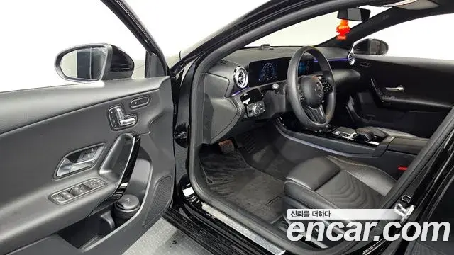 Mercedes-Benz A-Class 2019 — Şəkil 28/30