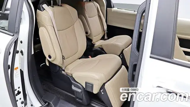 Toyota Sienna 2023 — Şəkil 13/18