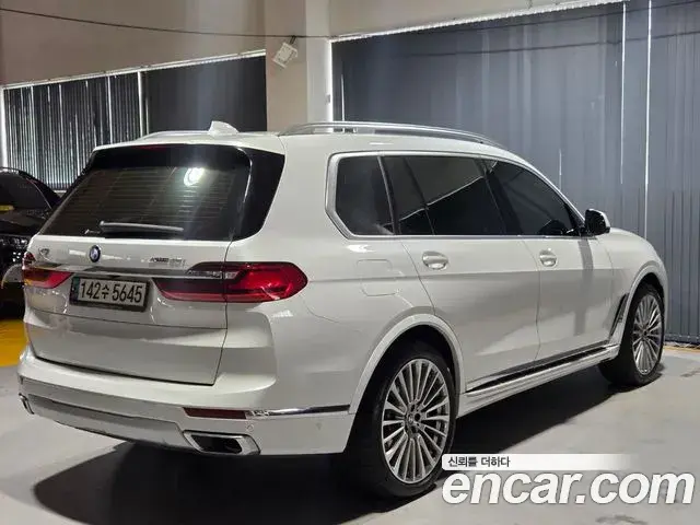 BMW X7 2021 — ფოტო 15/20