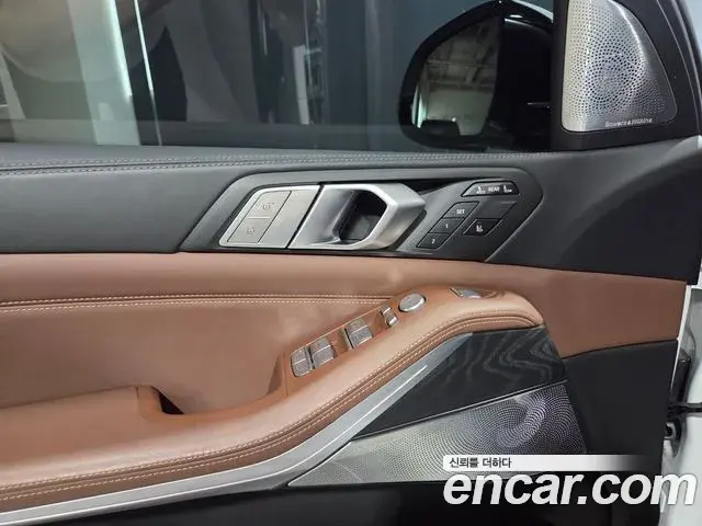 BMW X7 2021 — ფოტო 17/20
