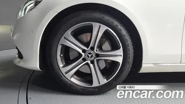 Mercedes-Benz E-Class 2019 — Photo 18/33
