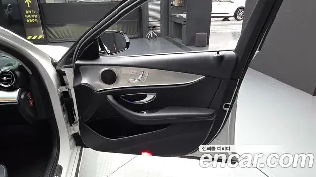 Mercedes-Benz E-Class 2019 — Photo 19/33