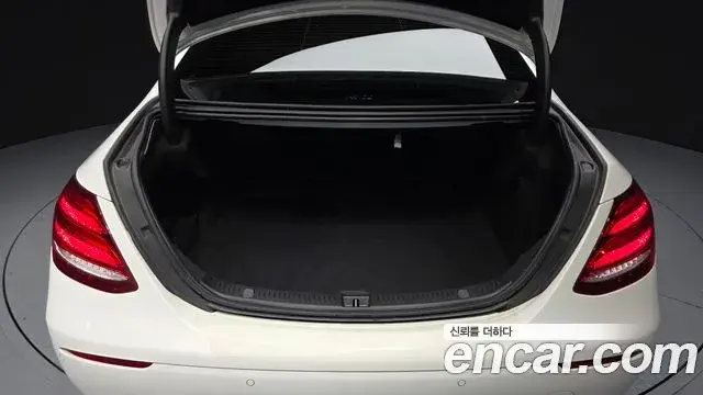 Mercedes-Benz E-Class 2019 — Photo 26/33