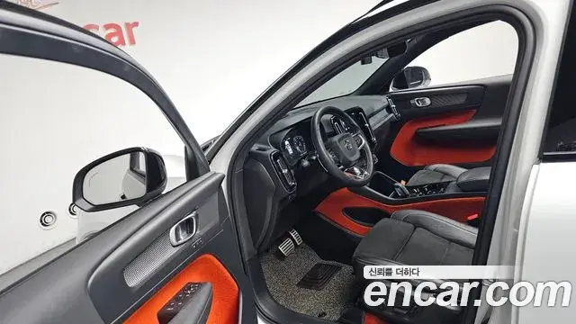 Volvo XC40 2018 — Фото 9/20