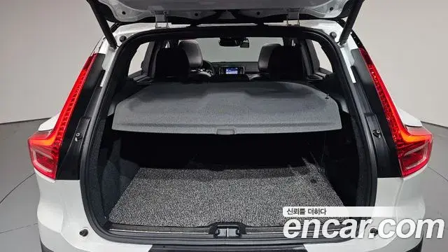 Volvo XC40 2018 — Şəkil 6/34