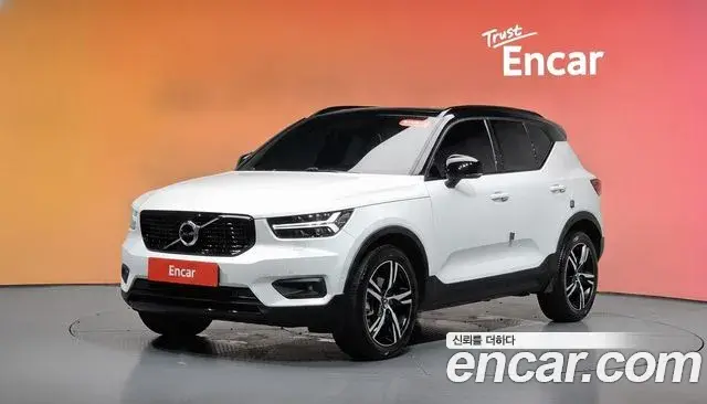 Volvo XC40 2018 — Фото 1/20