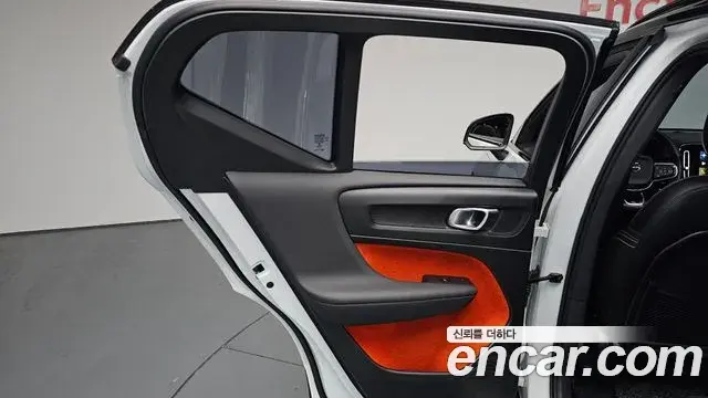 Volvo XC40 2018 — Şəkil 13/34