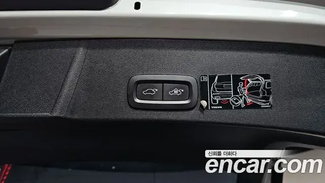 Volvo XC40 2018 — Şəkil 32/34
