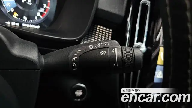 Volvo XC40 2018 — Şəkil 8/34