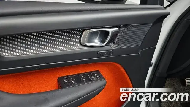 Volvo XC40 2018 — Şəkil 26/34