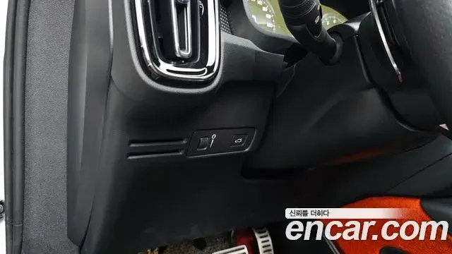 Volvo XC40 2018 — Şəkil 19/34