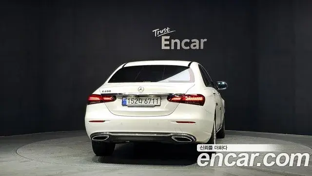Mercedes-Benz E-Class 2023 — ფოტო 4/20