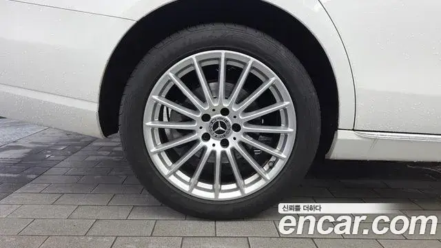 Mercedes-Benz E-Class 2023 — ფოტო 20/20