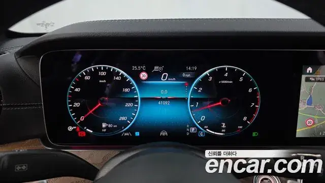 Mercedes-Benz E-Class 2023 — ფოტო 11/20