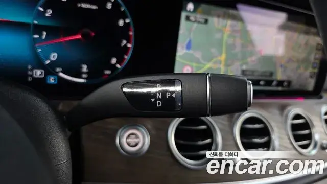 Mercedes-Benz E-Class 2023 — ფოტო 16/20
