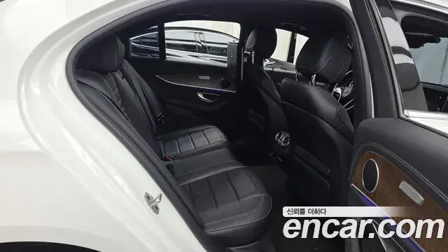 Mercedes-Benz E-Class 2023 — ფოტო 17/20