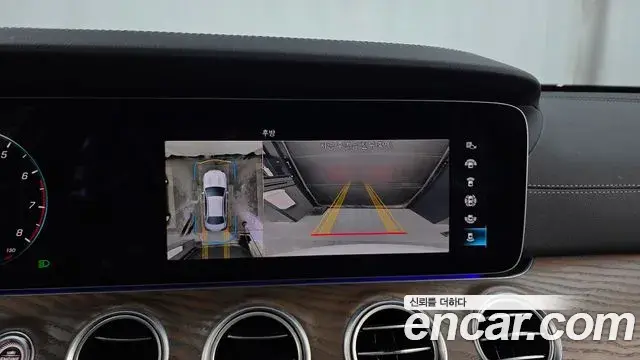 Mercedes-Benz E-Class 2023 — ფოტო 14/20