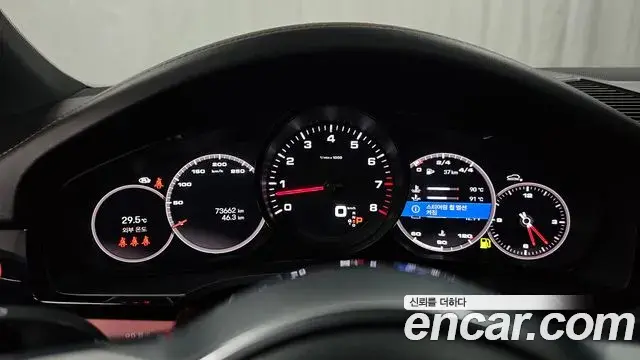 Porsche Cayenne 2023 — ფოტო 8/20