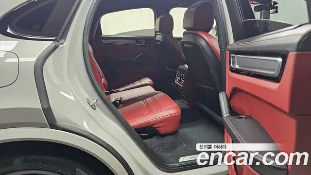 Porsche Cayenne 2023 — ფოტო 11/20