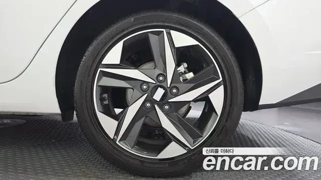 Hyundai The New Avante Hybrid 2023 — Photo 22/31