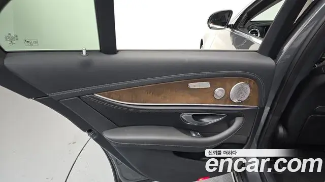 Mercedes-Benz E-Class 2018 — Şəkil 20/30