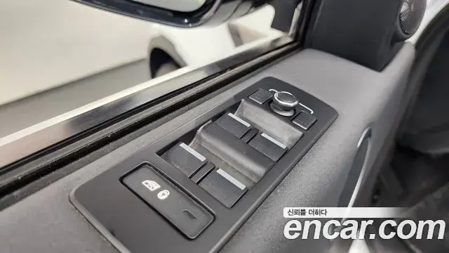Land Rover Discovery 5 2019 — ფოტო 32/37