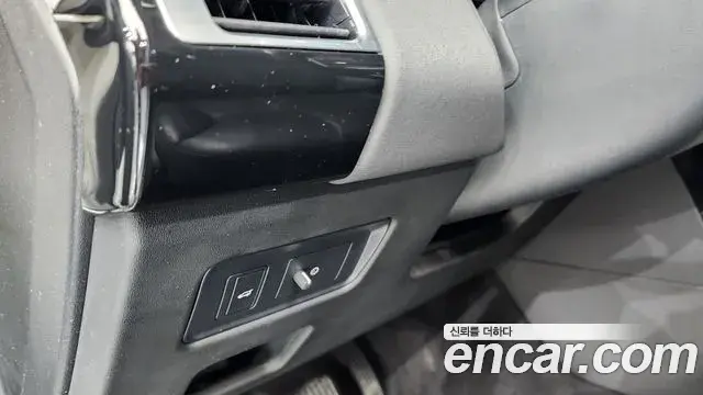 Land Rover Discovery 5 2019 — ფოტო 35/37